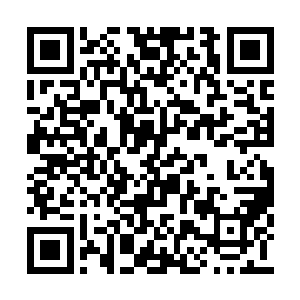 就对着那个在几个男人当中看起来年纪最小的人二维码生成