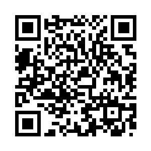 就拉起脖子上的格子头巾遮住了口鼻二维码生成