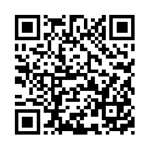 就插在一座类似于金字塔一样的建筑的顶端二维码生成