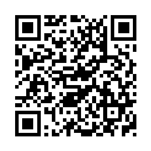 就有另外一个空乘小姐推着小车出来继续服wu二维码生成