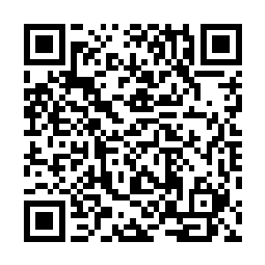 就看到一名身穿紫色衬衫的男子一步一步的走了出来……二维码生成