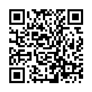 就看见小兄弟的双手按在自己胸口上二维码生成