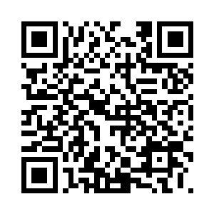 就让那两个小孩把他的脚当滑梯一样的往上爬二维码生成