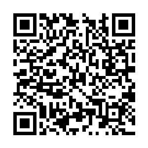 尹大根将刚刚吸了一口的香烟使劲掐灭在烟灰缸里二维码生成