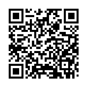 尽量装作轻松地看着眼前这个中年妇女二维码生成