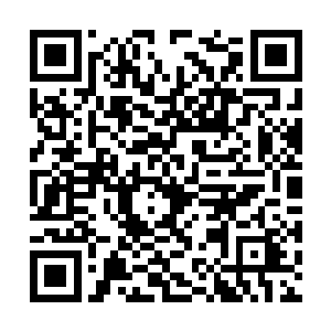 居然还摆设着几个露天的仿佛是咖啡馆一样的地方二维码生成