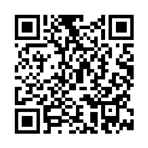 山洞里燃起的火堆照着谢尔盖的脸二维码生成