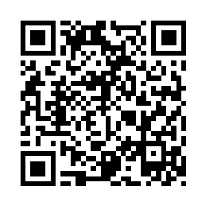 山腰处有一排以木质材料为主的房屋建筑二维码生成