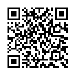 工作人员向孩子们发放带来的衣服和学习用品二维码生成