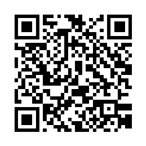 巨大的斜交线条纹轮胎把地面辗出深深的印痕二维码生成