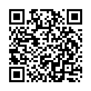 巨大的液晶宽屏电视正播放着春节联欢晚会二维码生成