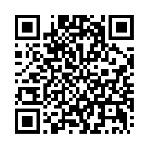 巨有水正在帮助村民和工作人员签约二维码生成