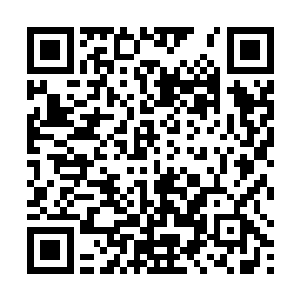 已然停在了道边一个帅气的身影冲她们挥舞了一下手臂二维码生成
