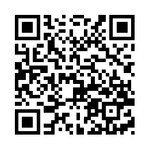 已经在花园的健身器械前开始活动筋骨二维码生成