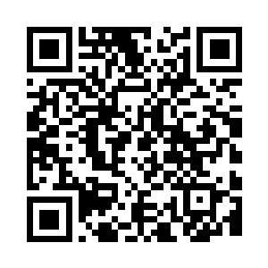 已经脱掉了外套只剩下一件薄薄的绒衣二维码生成