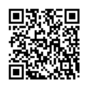 巴克坐在财务总监对面的椅子上漫不经心二维码生成