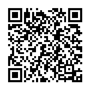 巴克的双手已经被黑色的寒冰给冻结到了这个雕塑上面二维码生成