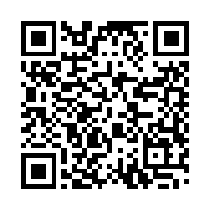 巴大成和一个开车的工友跳下来递过钥匙二维码生成