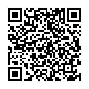 市口一直盯着小男孩看的年轻人迅速的向小男孩靠近二维码生成