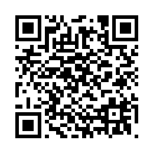 希尔顿身体后仰靠在这木制的躺椅上二维码生成