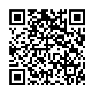 带着怪异笑容的巫毒娃娃从深处浮现出来二维码生成