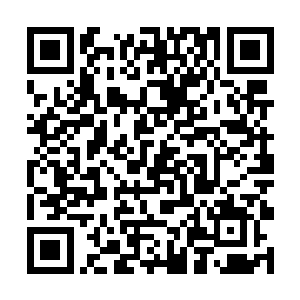 平平无奇的男子看着孙浩忽然之间看了一眼相片之后二维码生成