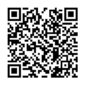 年纪看起来大概在五十来岁的男子站在队伍的前列二维码生成