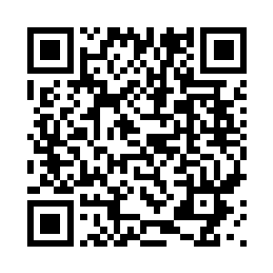 年轻人才把手里的证件交给顾春华二维码生成