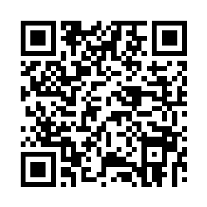 年轻人的身后站着几名军官模样的将领二维码生成