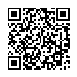 庆君与大殿中的杂家读书人望着门外二维码生成