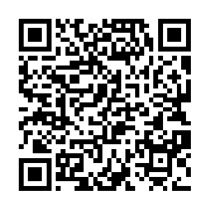 应该是周局长下楼之时由服务员临时收拾了一个位置二维码生成