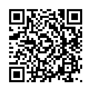 开缝间可以隐约看到里面有一男子袒露着胸膛二维码生成