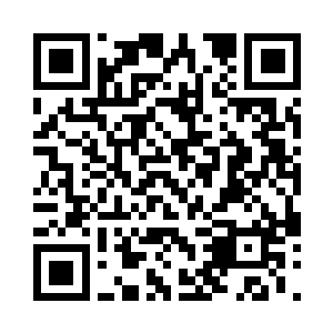 张华提着一个袋子放在了房间的桌子上二维码生成