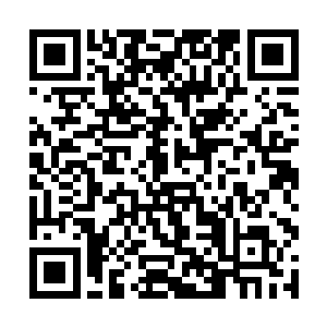 张彩霞不知道从哪找的破刀片在手腕子上连划了三道二维码生成