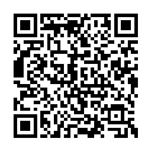 张铁似乎毫无防备的就用一只手搂着刘响的肩膀二维码生成