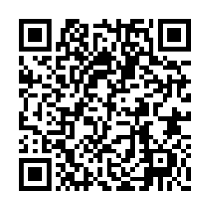 张铁又从黑铁之堡里拿出全套的衣服和战靴换上二维码生成