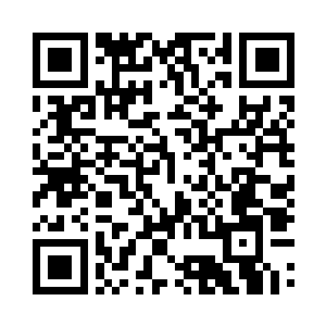 当时欧先生在这片唐人街的一个胡同口处二维码生成