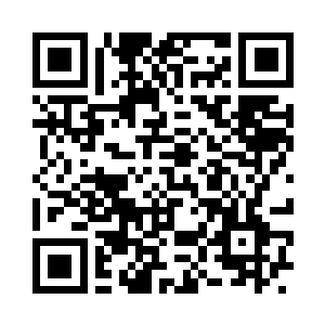 当翼装跳伞特战队员即将到达地面时二维码生成