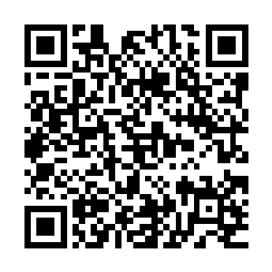 当那个年轻人因为疼痛并下意识而猛然大力向前低头弯腰的时候二维码生成