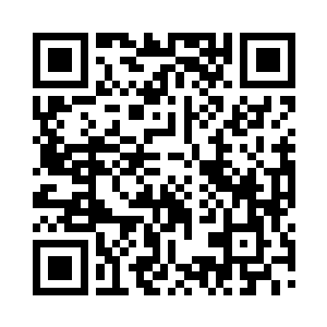 彬彬有礼的一个中年人温文尔雅的往前一站二维码生成