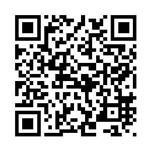 彭玉骐手里捧着一叠厚厚的东西呢二维码生成