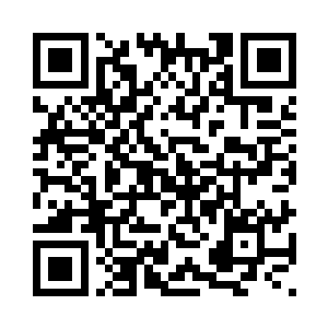 彭飞看到严老板手上拿着一把大锁二维码生成