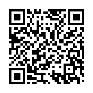 影院前的一个年轻人正在接受记者的采访二维码生成