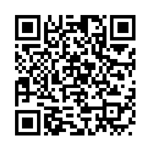 微笑着看着这个差不多有三十岁的女中校道二维码生成