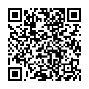 忍不住往女人低身时露出来的深邃沟渠瞄了几眼二维码生成