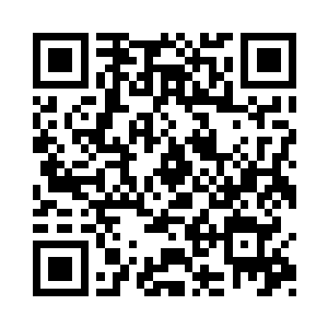 忽然身边有两个穿着西装的白种男人走了过来二维码生成