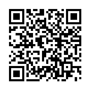 怜爱的拿手指轻触小宝宝红通通的小脸二维码生成