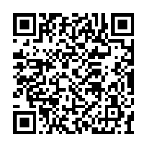 悄悄地取出了一张符一为其炼制的八品初期仙符二维码生成