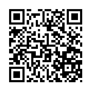 悄悄探着身子去看躺在病床上的大孙子二维码生成