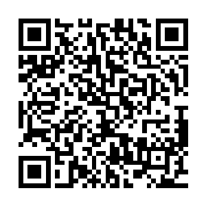 悬浮在高空中的一架黑色为底两翼飞红的重型机甲睁开了眼睛二维码生成
